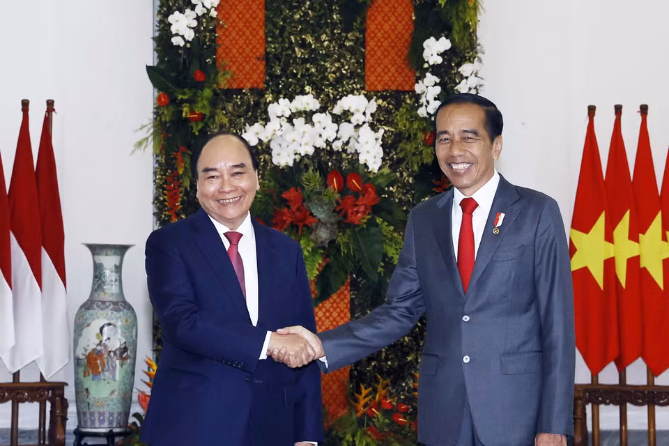 Chủ tịch nước Nguyễn Xuân Phúc chụp ảnh chung với Tổng thống Indonesia Joko Widodo trước khi tiến hành hội đàm hội đàm. (Ảnh: Thống Nhất/TTXVN)