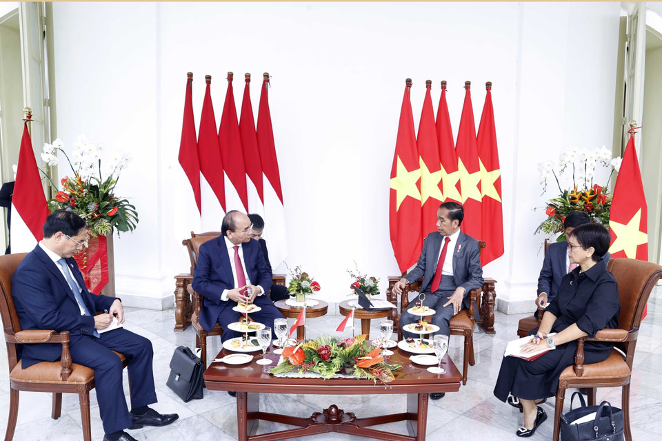 Ngay sau lễ đón được tổ chức trọng thể tại Phủ Tổng thống Istana, Bogor ở Thủ đô Jakarta, Chủ tịch nước Nguyễn Xuân Phúc có cuộc gặp hẹp và hội đàm với Tổng thống Indonesia Joko Widodo. (Ảnh: Thống Nhất/TTXVN)