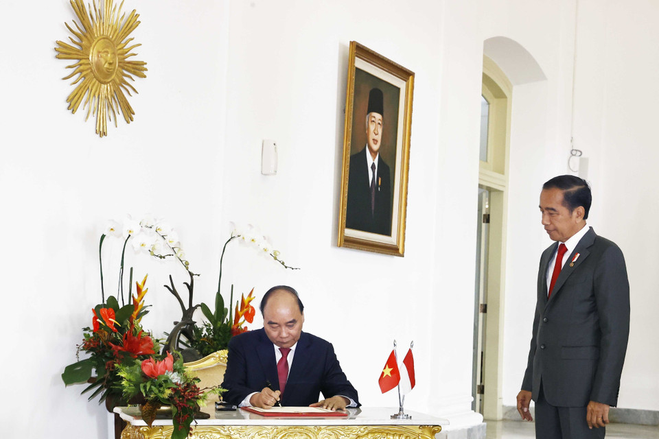 Chủ tịch nước Nguyễn Xuân Phúc ghi sổ lưu niệm tại Dinh Tổng thống Indonesia. (Ảnh: Thống Nhất/TTXVN)