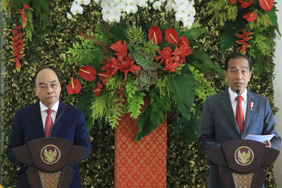 Chủ tịch nước Nguyễn Xuân Phúc và Tổng thống Indonesia Joko Widodo tại buổi gặp gỡ báo chí. (Ảnh: Thống Nhất/TTXVN)