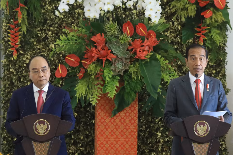 Chủ tịch nước Nguyễn Xuân Phúc và Tổng thống Indonesia Joko Widodo tại buổi gặp gỡ báo chí. (Ảnh: Thống Nhất/TTXVN)