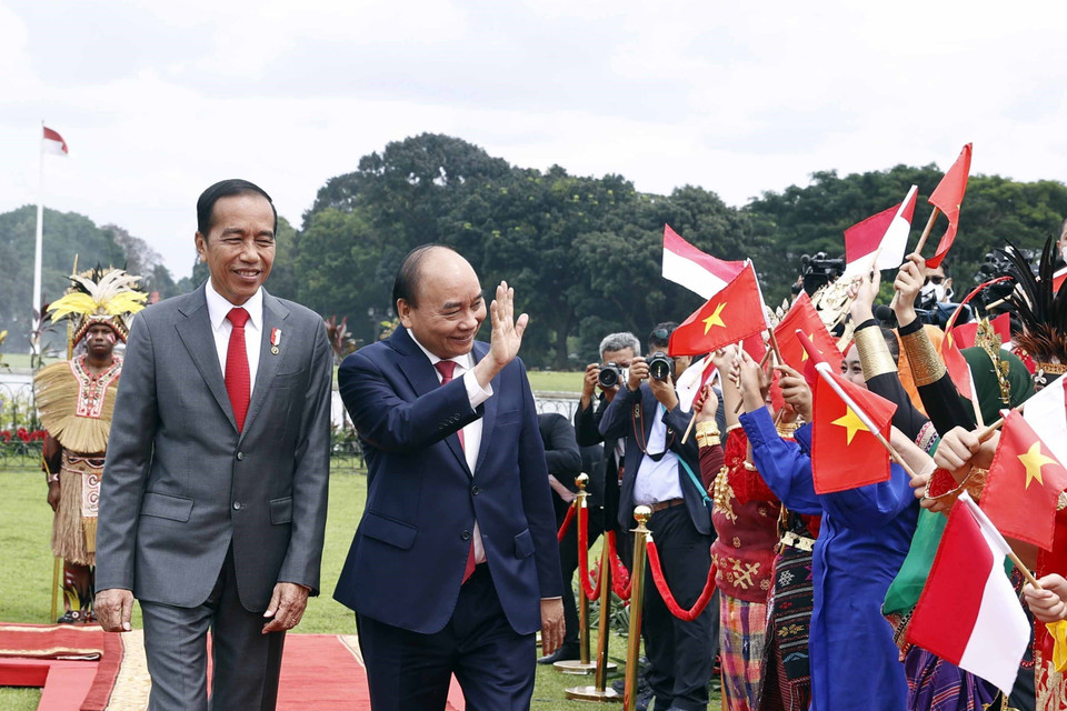 Chủ tịch nước Nguyễn Xuân Phúc và Tổng thống nước Cộng hòa Indonesia Joko Widodo tại lễ đón. (Ảnh: Thống Nhất/TTXVN)