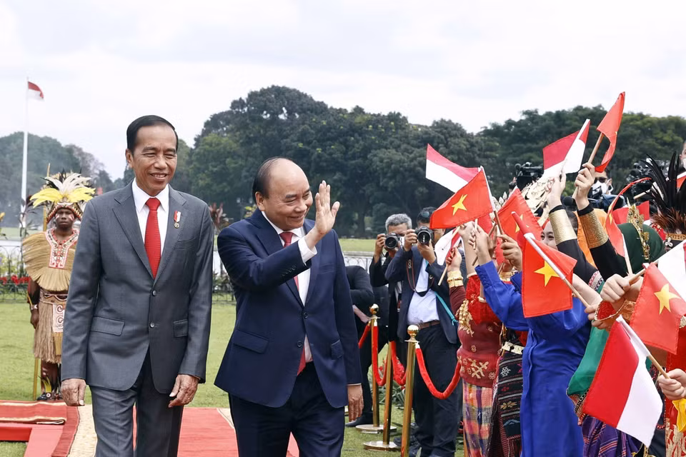 Chủ tịch nước Nguyễn Xuân Phúc và Tổng thống nước Cộng hòa Indonesia Joko Widodo tại lễ đón. (Ảnh: Thống Nhất/TTXVN)