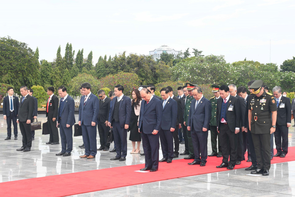 Chủ tịch nước Nguyễn Xuân Phúc tưởng niệm các Anh hùng dân tộc Indonesia. (Nguồn: TTXVN)