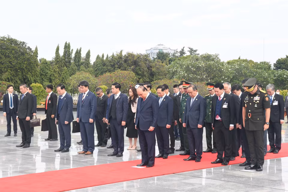 Chủ tịch nước Nguyễn Xuân Phúc tưởng niệm các Anh hùng dân tộc Indonesia. (Nguồn: TTXVN)
