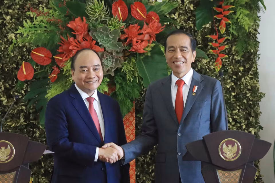 Chủ tịch nước Nguyễn Xuân Phúc và Tổng thống Indonesia Joko Widodo tại buổi gặp gỡ báo chí. (Ảnh: Thống Nhất/TTXVN)
