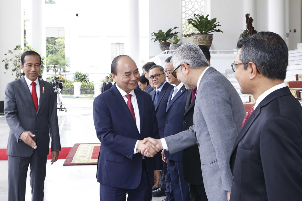 Tổng thống Joko Widodo giới thiệu các thành viên Đoàn đại biểu Indonesia với Chủ tịch nước Nguyễn Xuân Phúc. (Ảnh: Thống Nhất/TTXVN)