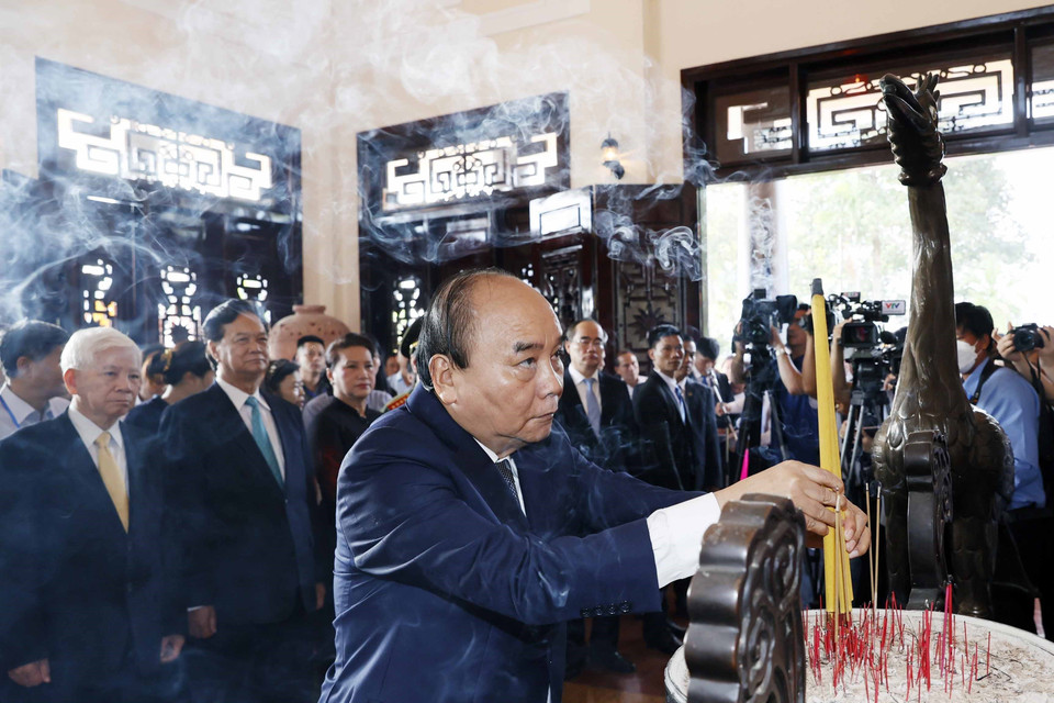 Chủ tịch nước Nguyễn Xuân Phúc cùng các lãnh đạo, nguyên lãnh đạo Đảng, Nhà nước tới dâng hương, hoa tại Khu lưu niệm đồng chí Phạm Hùng. (Ảnh: Thống Nhất/TTXVN)