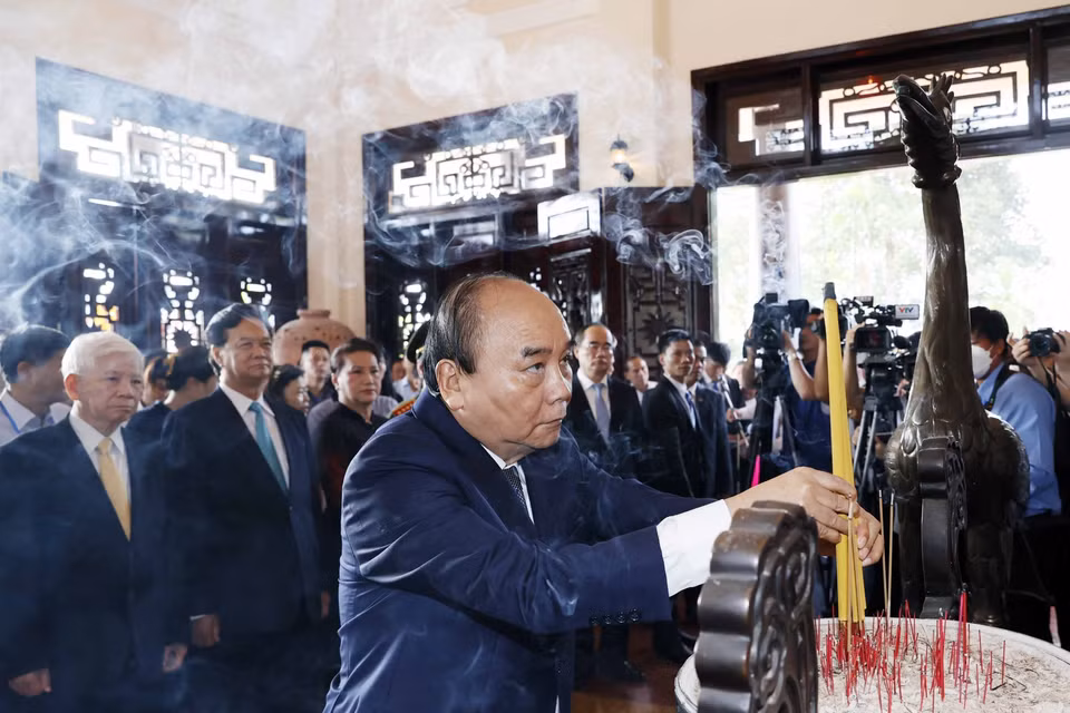 Chủ tịch nước Nguyễn Xuân Phúc cùng các lãnh đạo, nguyên lãnh đạo Đảng, Nhà nước tới dâng hương, hoa tại Khu lưu niệm đồng chí Phạm Hùng. (Ảnh: Thống Nhất/TTXVN)