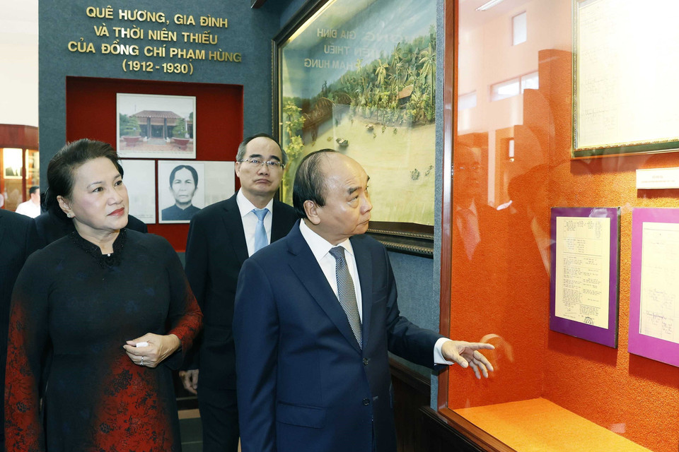 Chủ tịch nước Nguyễn Xuân Phúc, nguyên Chủ tịch Quốc hội Nguyễn Thị Kim Ngân thăm Khu lưu niệm đồng chí Phạm Hùng. (Ảnh: Thống Nhất/TTXVN)