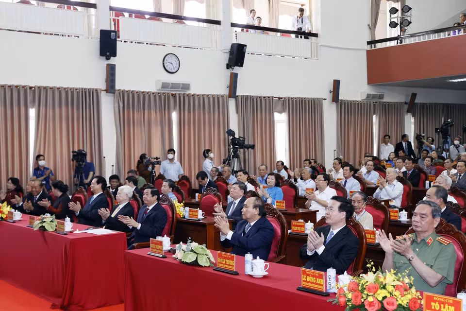 Chủ tịch nước Nguyễn Xuân Phúc và các đại biểu dự lễ kỷ niệm 110 năm Ngày sinh Chủ tịch Hội đồng Bộ trưởng Phạm Hùng. (Ảnh: Thống Nhất/TTXVN)