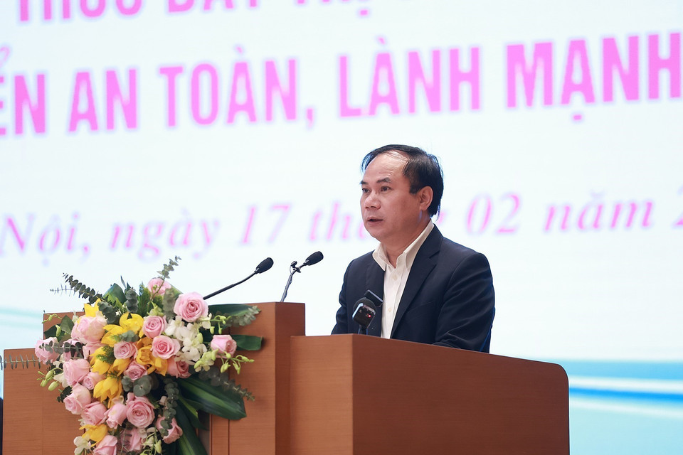 Thứ trưởng Bộ Xây dựng Nguyễn Văn Sinh trình bày báo cáo tình hình bất động sản. (Ảnh: Dương Giang/TTXVN)