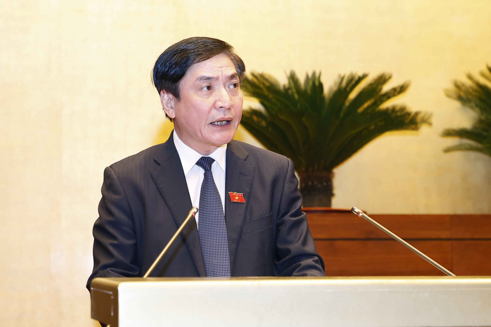 Tổng Thư ký Quốc hội Bùi Văn Cường trình bày dự thảo Nghị quyết về chính sách tài khóa, tiền tệ để hỗ trợ Chương trình phục hồi và phát triển kinh tế-xã hội. (Ảnh: Doãn Tấn/TTXVN)