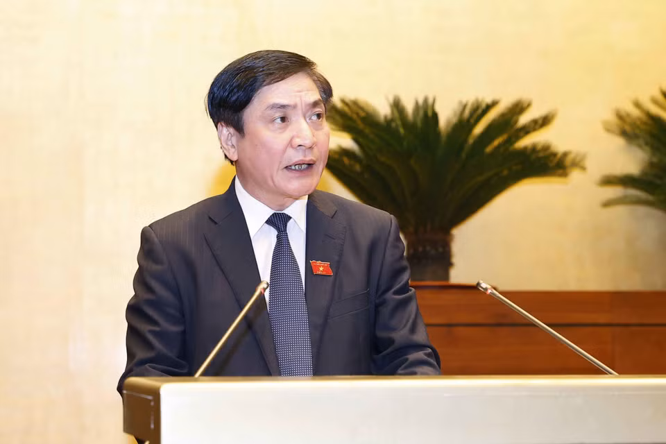 Tổng Thư ký Quốc hội Bùi Văn Cường trình bày dự thảo Nghị quyết về chính sách tài khóa, tiền tệ để hỗ trợ Chương trình phục hồi và phát triển kinh tế-xã hội. (Ảnh: Doãn Tấn/TTXVN)