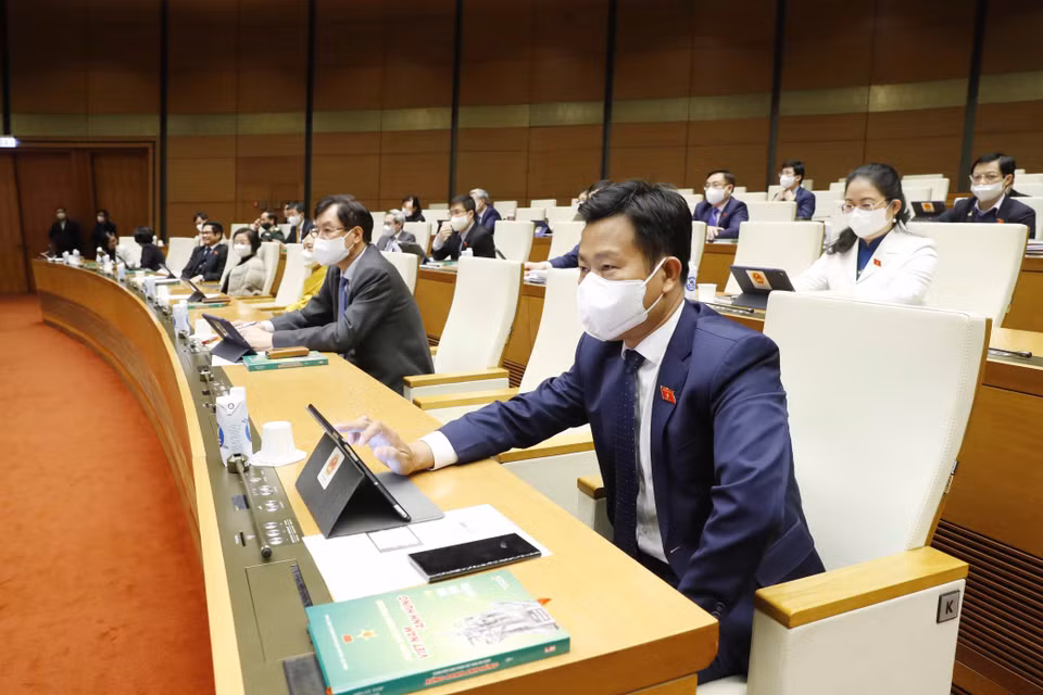Đại biểu Quốc hội thành phố Hà Nội biểu quyết thông qua các dự án luật và nghị quyết quan trọng. (Ảnh: Phương Hoa/TTXVN)