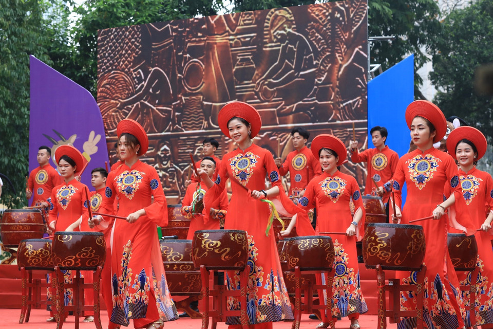 Màn trống hội Thăng Long biểu diễn tại buổi lễ. (Ảnh: Hoàng Hiếu/TTXVN)