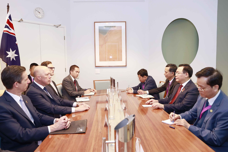 Chủ tịch Quốc hội Vương Đình Huệ tiếp Lãnh đạo Đảng đối lập tại Hạ viện Peter Dutton và Thượng nghị sỹ của Đảng Tự do, Lãnh đạo Đối lập tại Thượng viện Simon Birmingham. (Ảnh: Doãn Tấn/TTXVN)
