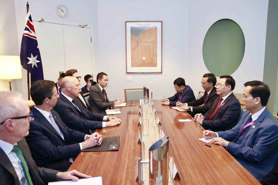 Chủ tịch Quốc hội Vương Đình Huệ tiếp Lãnh đạo Đảng đối lập tại Hạ viện Peter Dutton và Thượng nghị sỹ của Đảng Tự do, Lãnh đạo Đối lập tại Thượng viện Simon Birmingham. (Ảnh: Doãn Tấn/TTXVN)