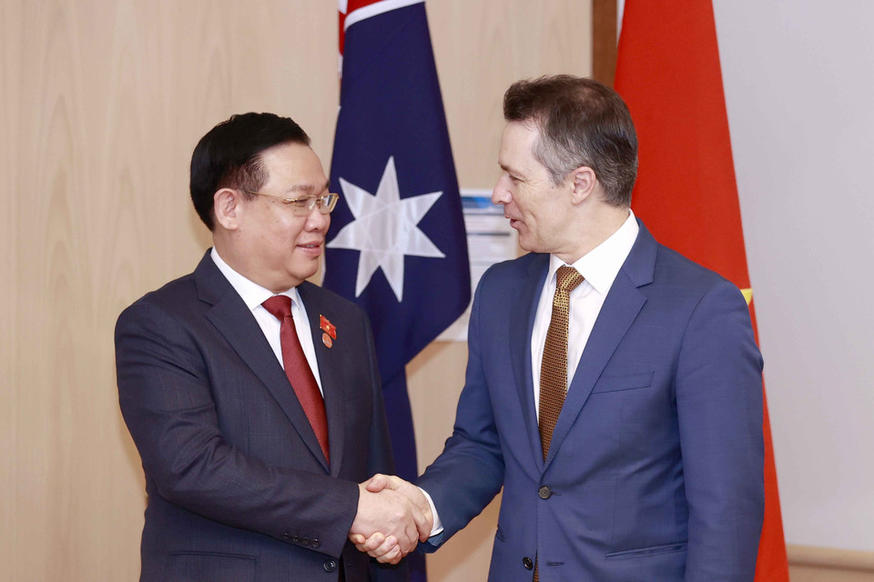 Chủ tịch Quốc hội Vương Đình Huệ tiếp Bộ trưởng Giáo dục Australia Jason Clare. (Ảnh: Doãn Tấn/TTXVN)