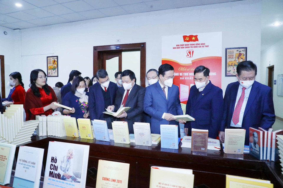 Ông Võ Văn Thưởng, Ủy viên Bộ Chính trị, Thường trực Ban Bí thư, và các lãnh đạo tham dự buổi lễ ra mắt sách. (Ảnh: Phương Hoa/TTXVN)