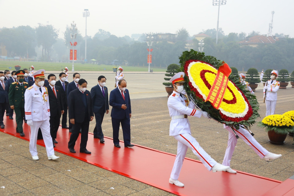 Lãnh đạo Đảng, Nhà nước và các đại biểu Quốc hội vào Lăng viếng Chủ tịch Hồ Chí Minh. (Ảnh: Văn Điệp/TTXVN)