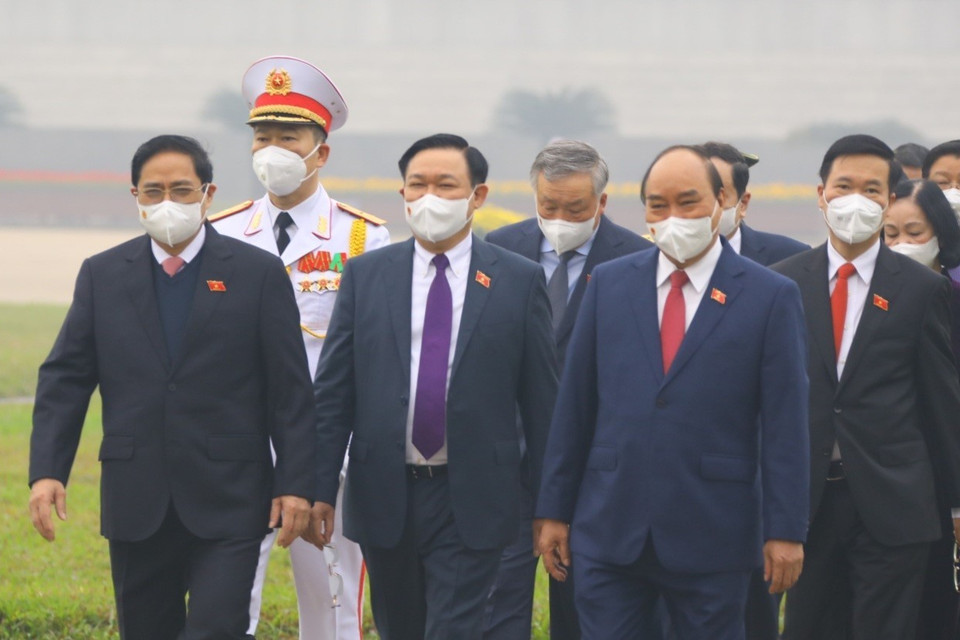 Chủ tịch nước Nguyễn Xuân Phúc, Thủ tướng Chính phủ Phạm Minh Chính, Chủ tịch Quốc hội Vương Đình Huệ cùng các đại biểu Quốc hội vào Lăng viếng Chủ tịch Hồ Chí Minh. (Ảnh: Văn Điệp/TTXVN)