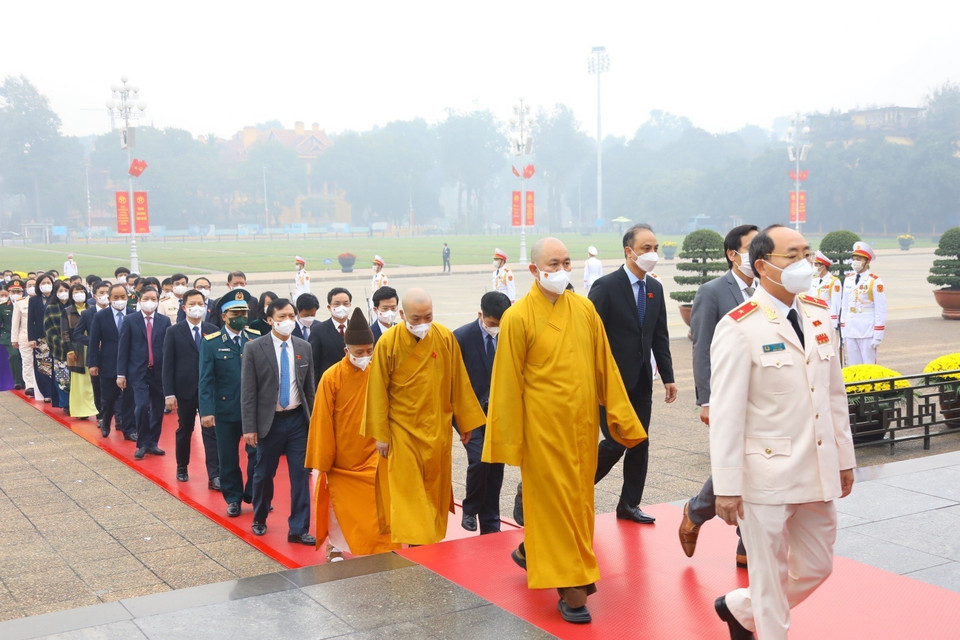 Hình ảnh các đại biểu Quốc hội vào viếng Lăng Chủ tịch Hồ Chí Minh. (Ảnh: Văn Điệp/TTXVN)
