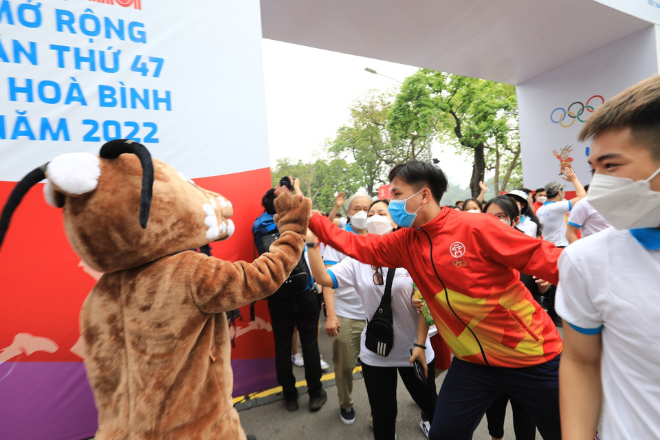 Các vận động viên thích thú với Sao La - Linh vật SEA Games 31. (Ảnh: Hoàng Hiếu/TTXVN)