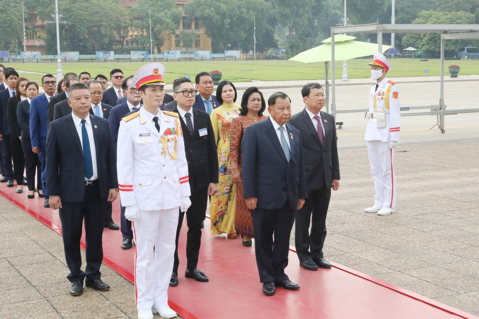 Chủ tịch Thượng viện Vương quốc Campuchia Samdech Say Chhum cùng các thành viên tưởng niệm Chủ tịch Hồ Chí Minh. (Ảnh: Phương Hoa/TTXVN)