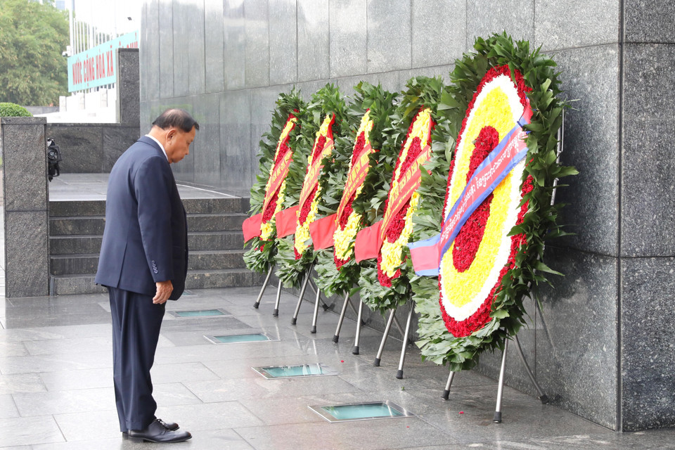 Chủ tịch Thượng viện Vương quốc Campuchia Samdech Say Chhum đặt vòng hoa tại Lăng Chủ tịch Hồ Chí Minh. (Ảnh: Phương Hoa/TTXVN)