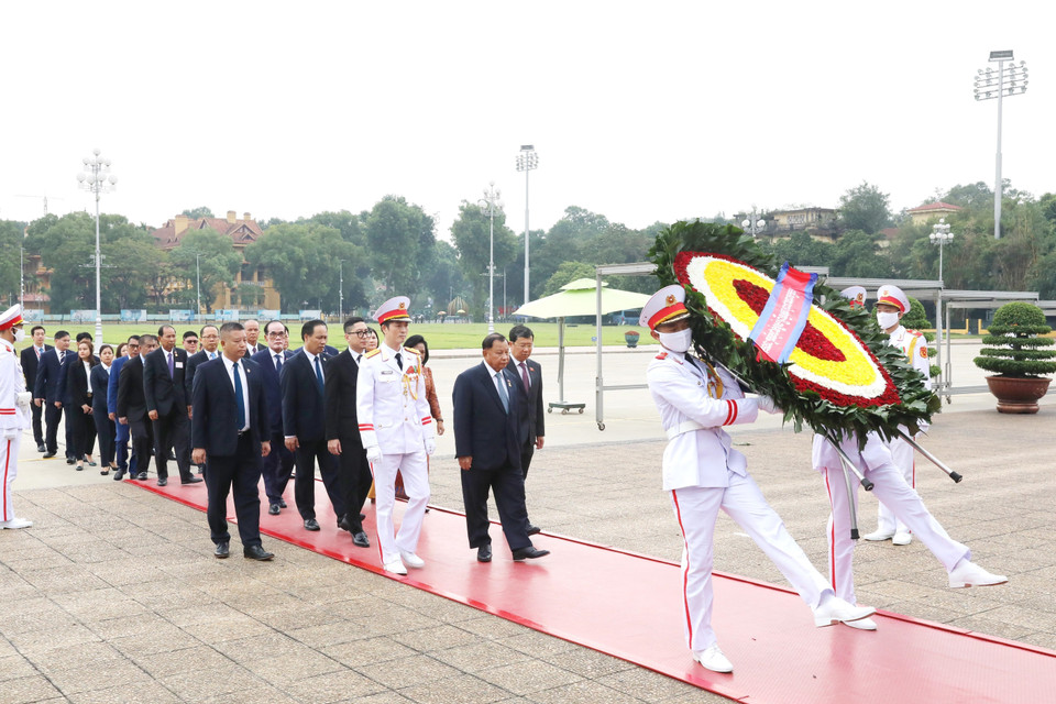 Sáng 25/10, Chủ tịch Thượng viện Vương quốc Campuchia Samdech Say Chhum dẫn đầu đoàn đại biểu cấp cao Thượng viện đã đến đặt vòng hoa và vào Lăng viếng Chủ tịch Hồ Chí Minh nhân chuyến thăm chính thức Việt Nam. (Ảnh: Phương Hoa/TTXVN)
