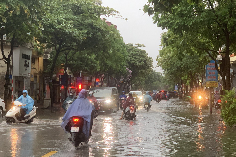 Ngập úng trên phố Ngọc Lâm, quận Long Biên. (Ảnh: Minh Quyết/TTXVN)