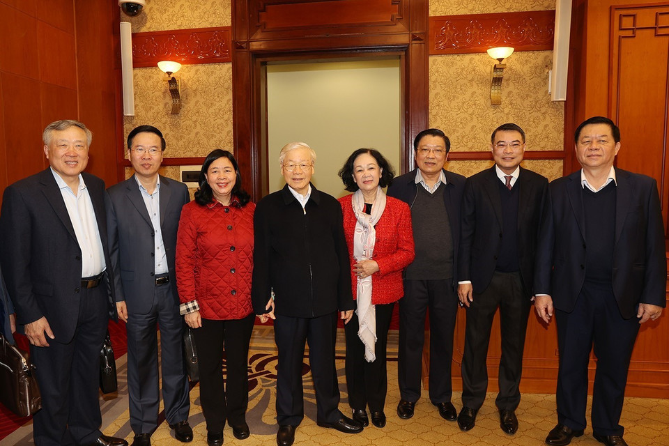 Hình ảnh Tổng Bí thư Nguyễn Phú Trọng và các Ủy viên Bộ Chính trị, Bí thư Trung ương Đảng đến dự cuộc họp. (Ảnh: Trí Dũng/TTXVN)