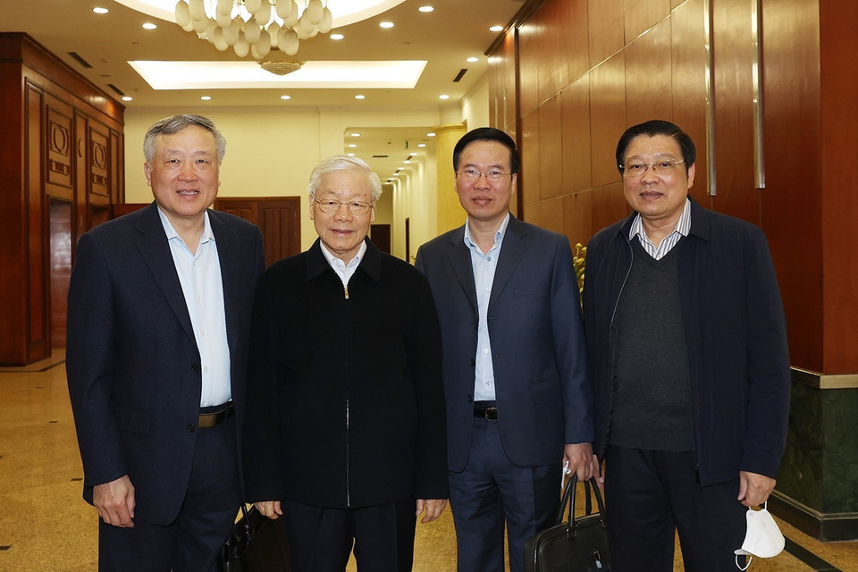 Hình ảnh Tổng Bí thư Nguyễn Phú Trọng và các Ủy viên Bộ Chính trị, Bí thư Trung ương Đảng đến dự cuộc họp. (Ảnh: Trí Dũng/TTXVN)