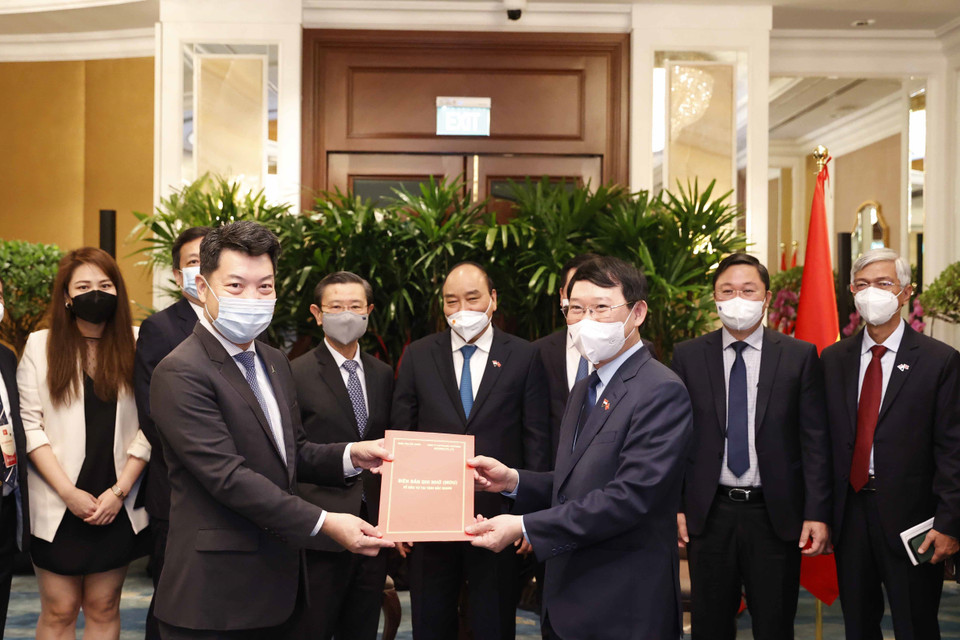 Chủ tịch nước Nguyễn Xuân Phúc chứng kiến lễ trao Biên bản ghi nhớ về đầu tư tại tỉnh Bắc Giang giữa Chủ tịch UBND tỉnh Bắc Giang Lê Ánh Dương và đại diện Công ty TNHH Quản lý Bất động sản CapitalLand (CapitaLand (Vietnam) Holdings Pte. Ltd). (Ảnh: Thống Nhất/TTXVN)