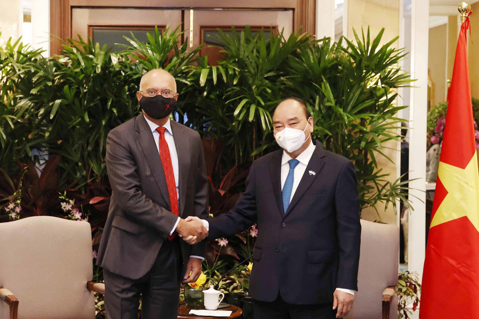 Tiếp tục chuyến thăm cấp Nhà nước tới Singapore, sáng 26/2, Chủ tịch nước Nguyễn Xuân Phúc tiếp ông Piyush Gupta, Tổng Giám đốc Ngân hàng DBS. (Ảnh: Thống Nhất/TTXVN)