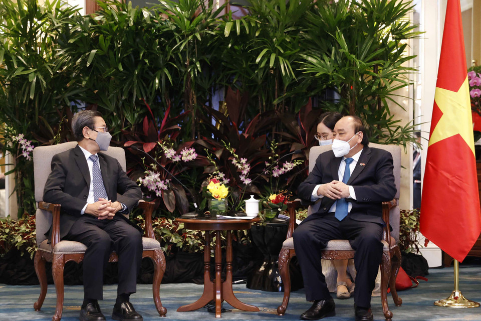 Tiếp tục chuyến thăm cấp Nhà nước tới Singapore, sáng 26/2, Chủ tịch nước Nguyễn Xuân Phúc tiếp ông Jason Leow, Tổng Giám đốc CapitaLand Development (CLD), nhánh kinh doanh phát triển bất động sản của Tập đoàn CapitaLand. (Ảnh: Thống Nhất/TTXVN)