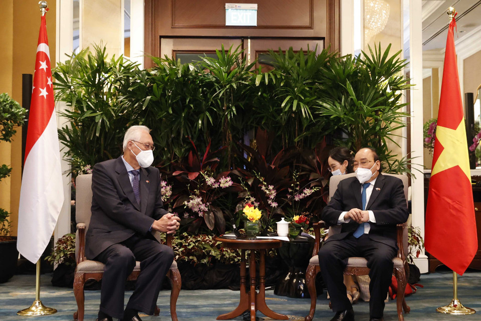  Chủ tịch nước Nguyễn Xuân Phúc tiếp Bộ trưởng Cao cấp Singapore Goh Chok Tong. (Ảnh: Thống Nhất/TTXVN)