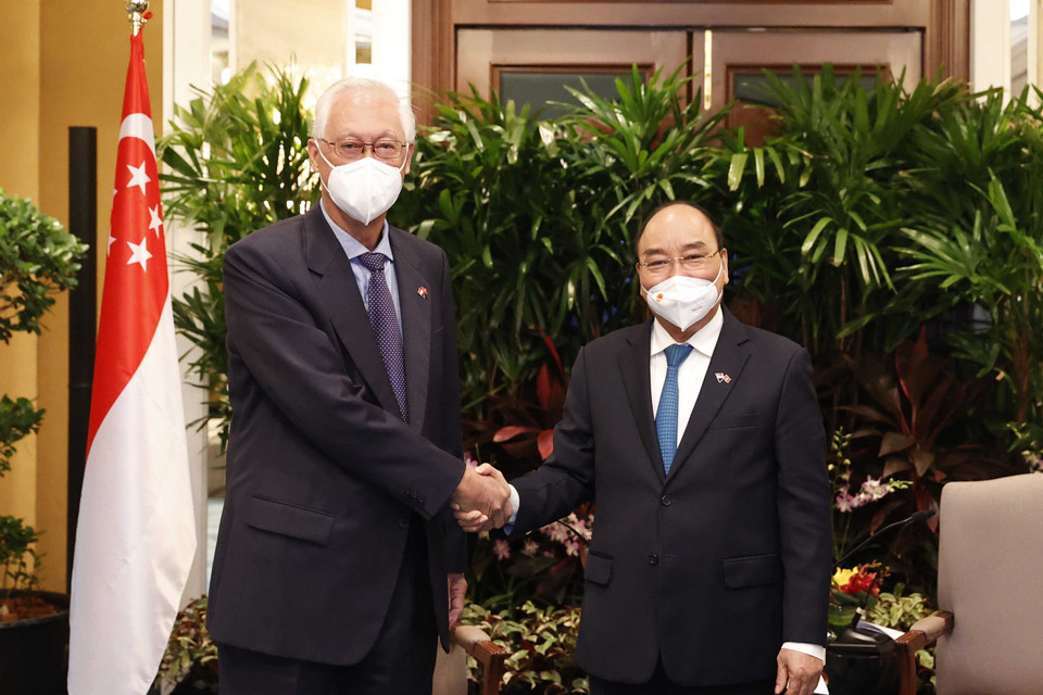 Tiếp tục chuyến thăm cấp Nhà nước tới Singapore, sáng 26/2, Chủ tịch nước Nguyễn Xuân Phúc tiếp Bộ trưởng Cao cấp Singapore Goh Chok Tong. (Ảnh: Thống Nhất/TTXVN)