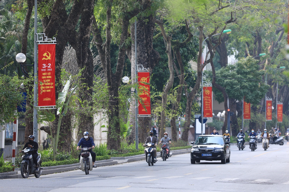 Các tấm ápphích đỏ rực trên phố Lê Hồng Phong, quận Ba Đình. (Ảnh: Hoàng Hiếu/TTXVN)