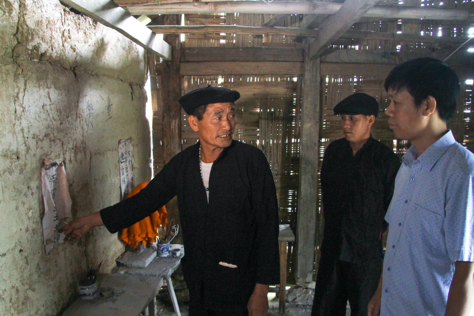 Già làng Min Phà Kháy giới thiệu về những nghi thức cúng lễ miếu Hoàng Vần Thùng. (Ảnh: Nam Thái/TTXVN)