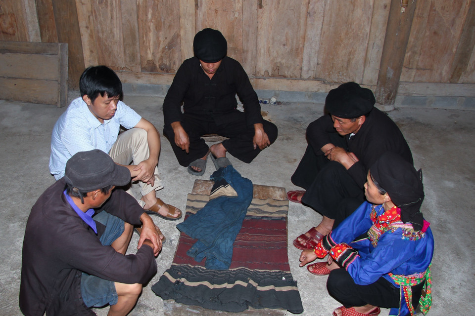 Chị Min Thị Nguyệt giới thiệu về bộ váy áo cổ đã được lưu truyền 16 đời của người Cờ Lao đỏ. (Ảnh: Nam Thái/TTXVN)