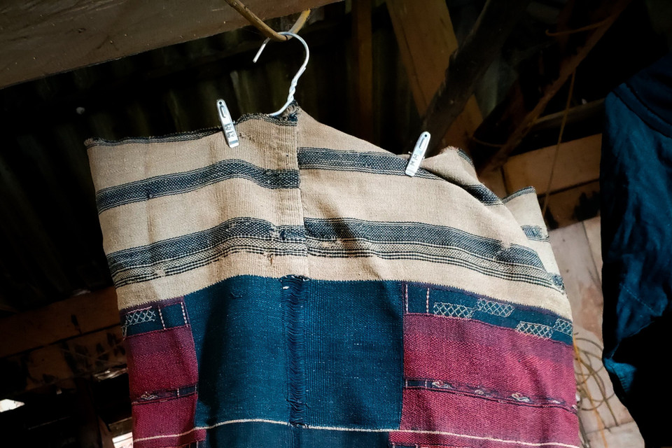 Là một dân tộc rất ít người, trải qua biết bao biến thiên lịch sử, người Cờ Lao đỏ vẫn còn giữ được nhiều nét riêng truyền thống từ đời này truyền sang đời khác. Trong ảnh: Bộ váy áo cổ tương truyền đã được lưu giữ, bảo tồn qua 16 đời người. (Ảnh: Nam Thái/TTXVN)