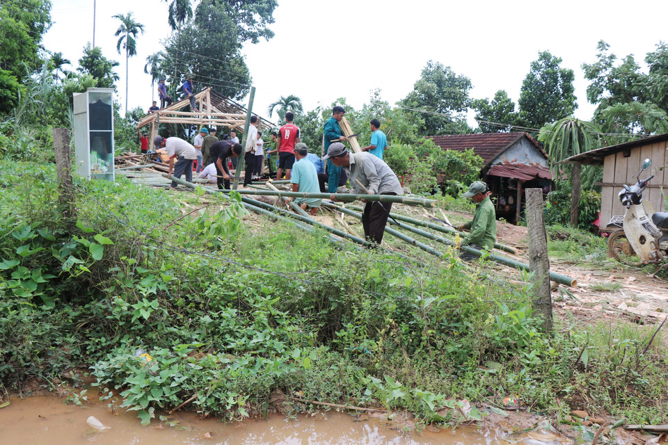 Người dân làng Bờ Reo, xã Sơn Thượng, huyện Sơn Hà, tỉnh Quảng Ngãi dựng lại nhà mới cho bà Đinh Thị Xấu trên nền nhà cũ trước đó bị sập do bão số 4. (Ảnh: Phạm Cường/TTXVN)
