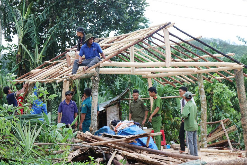 Sau gần một ngày ngôi nhà của gia đình bà Đinh Thị Xấu đã gần hoàn thiện. (Ảnh: Phạm Cường/TTXVN)
