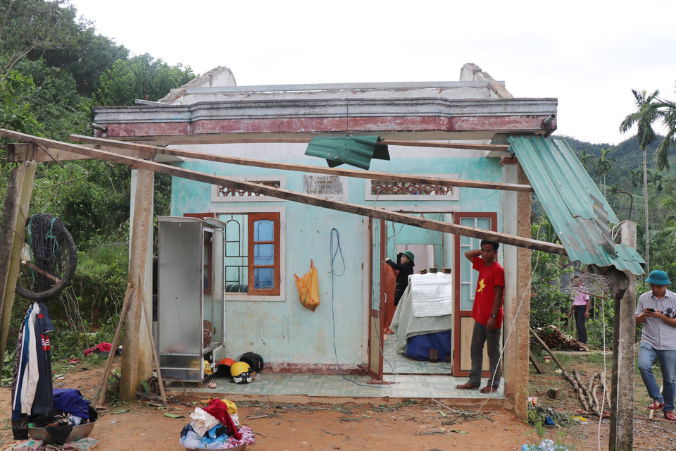 Bão số 4 khiến ngôi nhà sàn của anh Đinh Văn Vuối, thôn Bờ Reo, xã Sơn Thượng, huyện miền núi Sơn Hà bị tốc hết phần mái. (Ảnh: Phạm Cường/TTXVN)