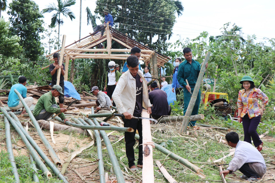 Bão số 4 làm ngôi nhà sàn của bà Đinh Thị Xấu, thôn Bờ Reo, xã Sơn Thượng, huyện miền núi Sơn Hà bị sập hoàn toàn. (Ảnh: Phạm Cường/TTXVN)