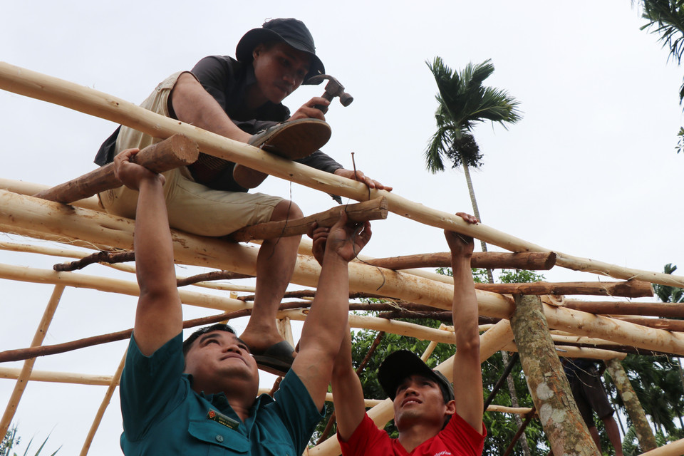 Bão số 4 đi qua, người dân thôn Bờ Reo, xã Sơn Thượng, huyện Sơn Hà, tỉnh Quảng Ngãi đã bắt tay ngay vào khắc phục hư hại về nhà ở. (Ảnh: Phạm Cường/TTXVN)