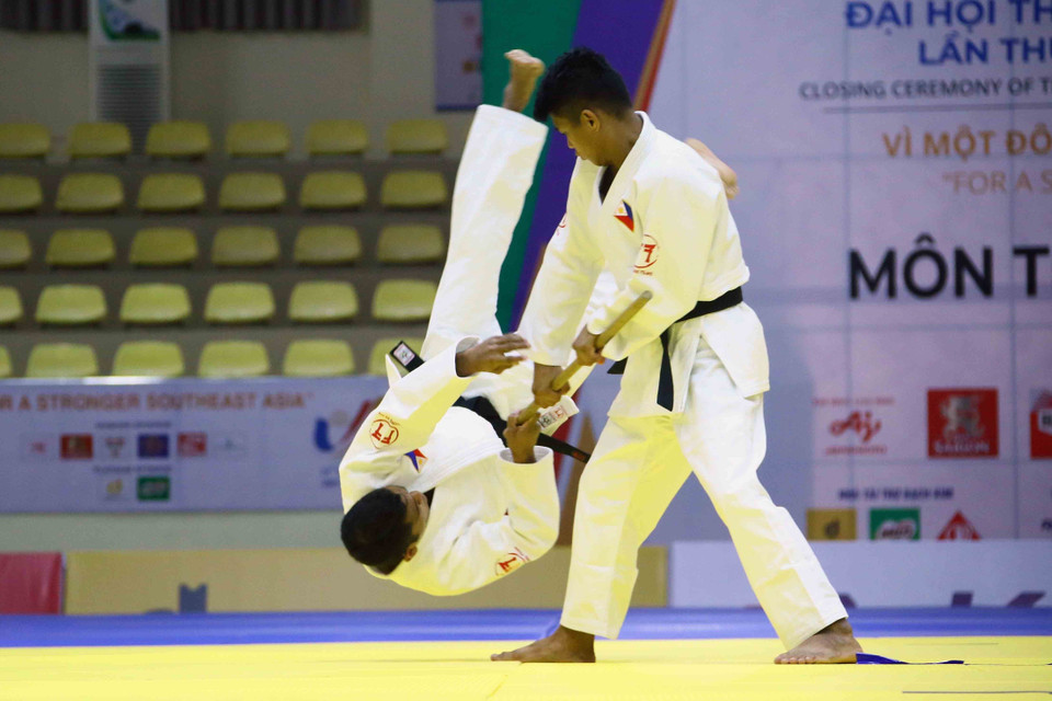 Cặp vận động viên của Philippines là Mercado Daryl John và Mendoza Alvin thi đấu ở nội dung Kodokan Goshin Jutsu (bài quyền về các kỹ thuật tự vệ hiện đại) đối với nam tại vòng loại. (Ảnh: Quang Quyết/TTXVN)