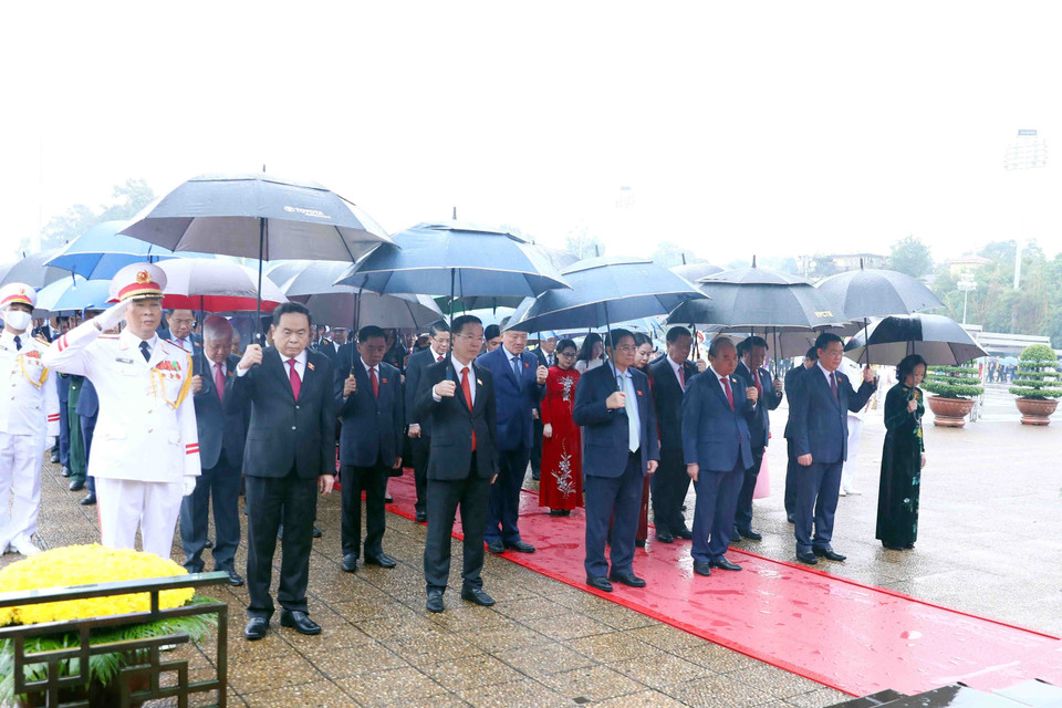 Hình ảnh các lãnh đạo Đảng, Nhà nước và đại biểu Quốc hội vào Lăng viếng Chủ tịch Hồ Chí Minh. (Ảnh: Phạm Kiên/TTXVN)